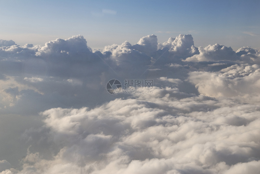 云层之上天空航空公司日出蓝色地平线鸟瞰图风景飞行白色航班图片
