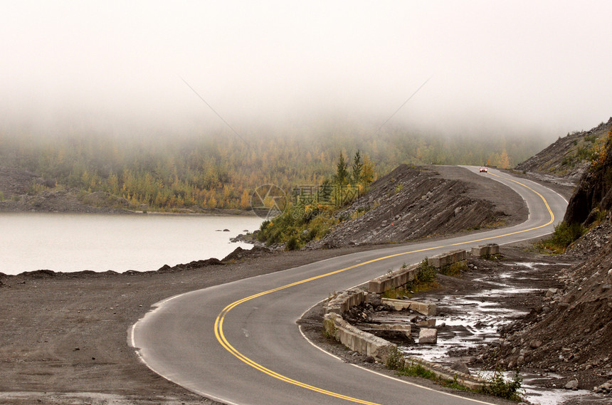 不列颠哥伦比亚省弯曲道路和低图片