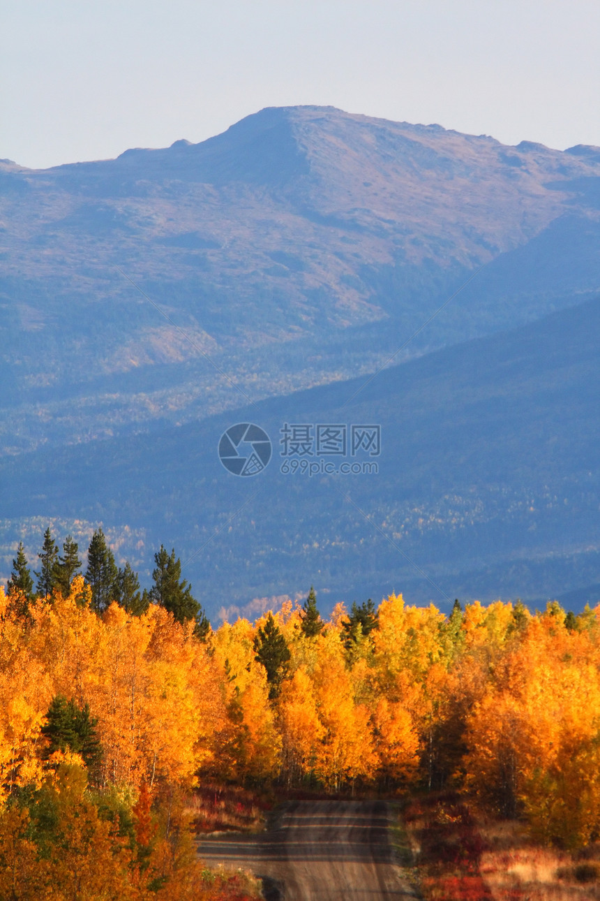 卡西阿尔山脉的多彩道路视图图片