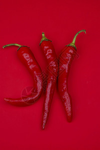 三个红辣椒胡椒红色香料辣椒饮食白色烹饪静物背景图片