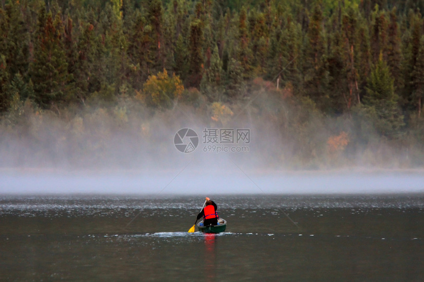 在湖边的晨雾附近的独木舟中公园郊游风景旅行救生衣水平娱乐图片