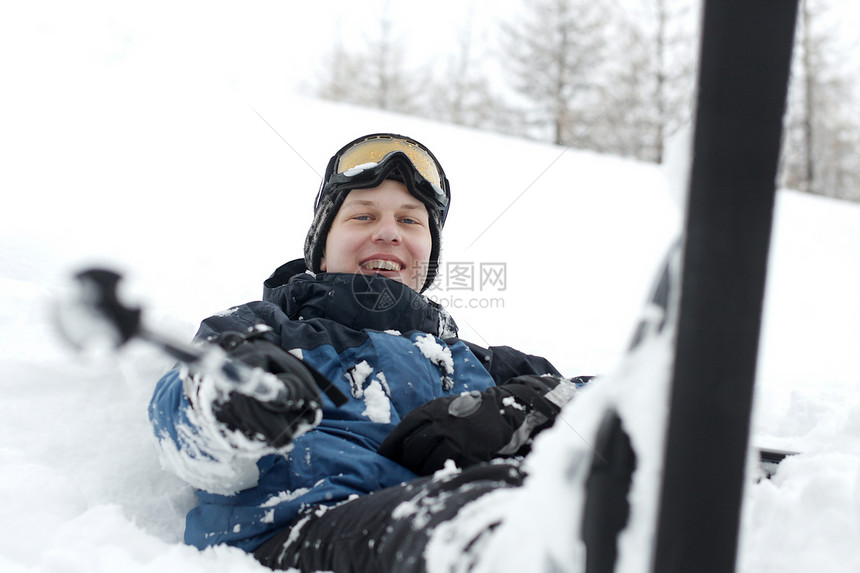 滑雪者假期山脉享受白色娱乐男人青年微笑运动旅行图片