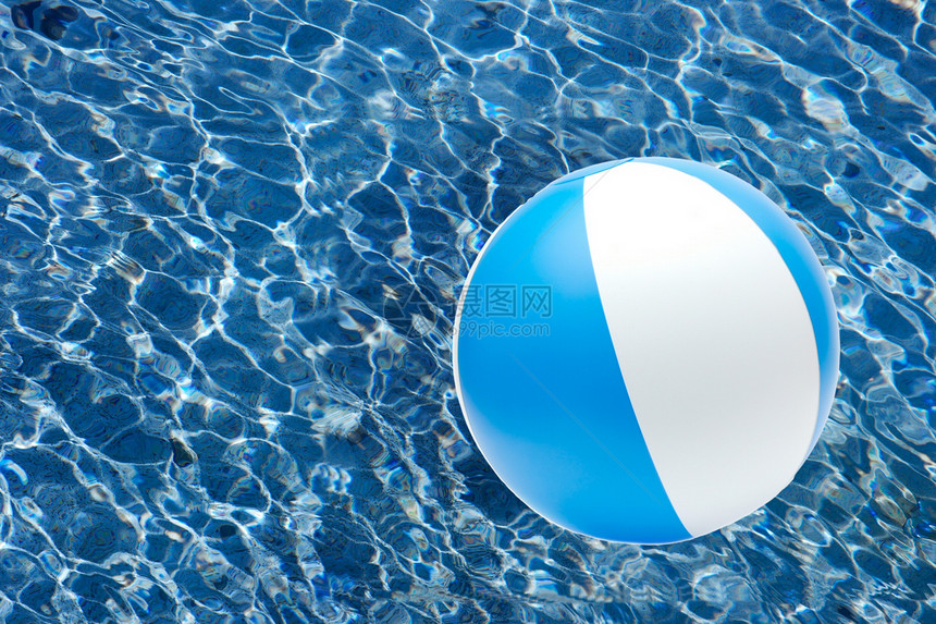球和水游泳蓝色娱乐玩具假期波纹墙纸海滩强光阳光图片