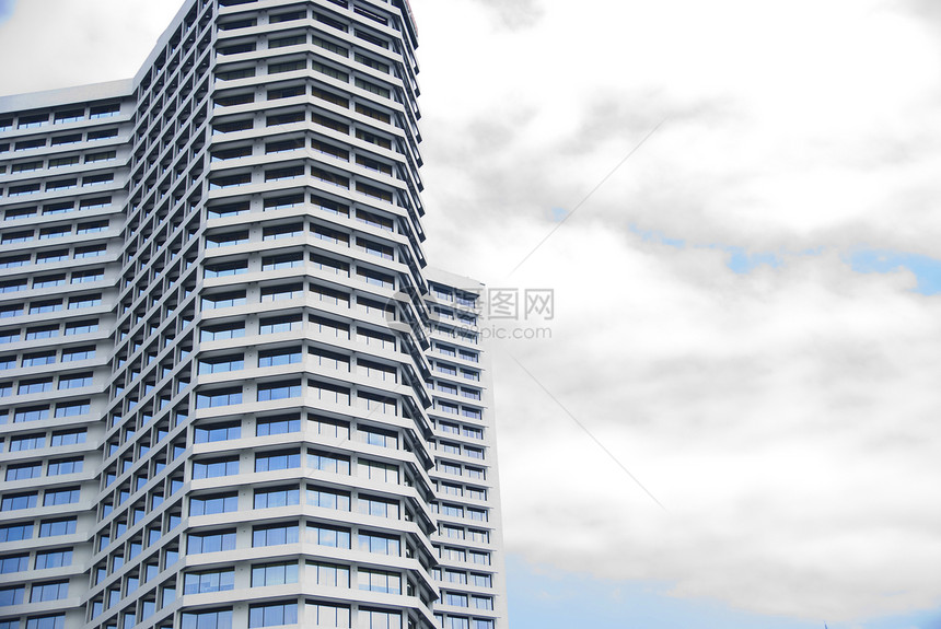 现代办公大楼公司反射窗户办公室商业建筑天空玻璃蓝色图片