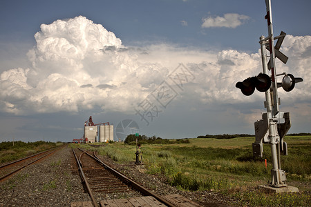 萨斯喀彻温省谷物终点站上空的暴云场景风景天气乡村绿色铁路旅行穿越编队天空背景图片