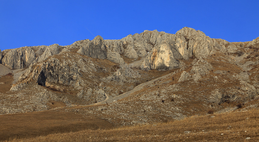 罗马尼亚Trascau山瓦砾山峰宽慰多云岩石天空山脉悬崖旅行远足图片