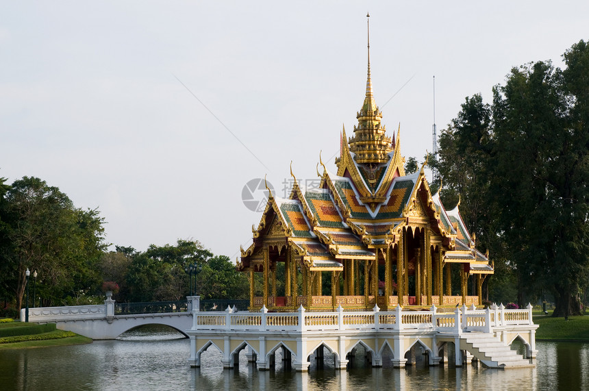 泰国Bang Pa In的皇家夏月宫公园池塘建筑学花园皇家建筑绿色装饰品叶子图片