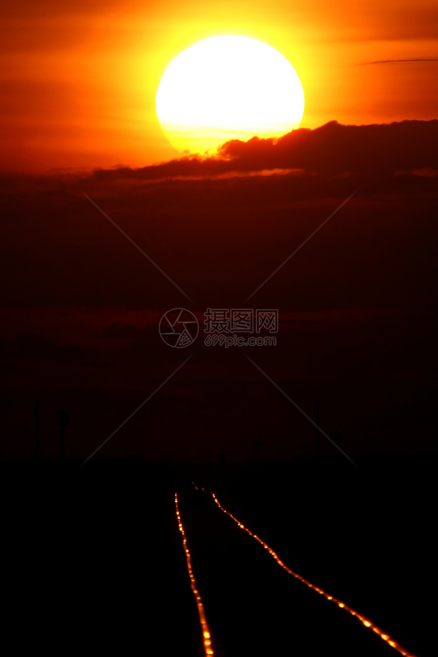 在铁路轨迹上晒太阳剪影强光风景旅行场景乡村曲目图片