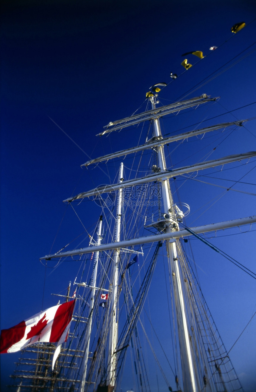高山轮船桅杆蓝色港口旗帜天空图片