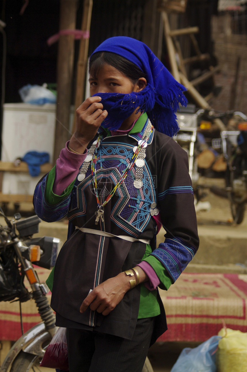 Muong Hum市场Ha Nhi族妇女民族女孩少数民族夹克珠宝衬衫山地衣服头饰蓝色图片