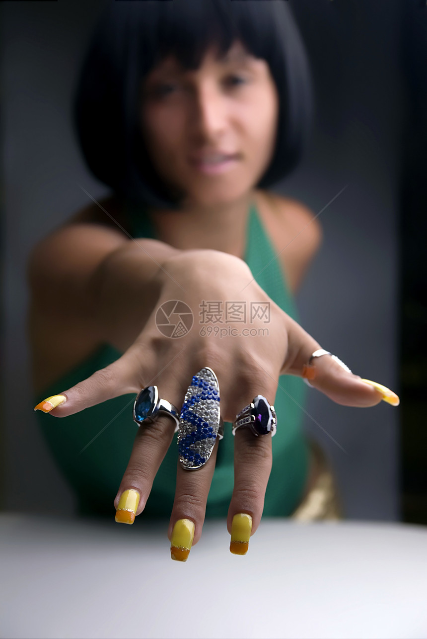 手与大环订婚纸牌美甲金属女性单人宝石一部分婚姻指甲图片