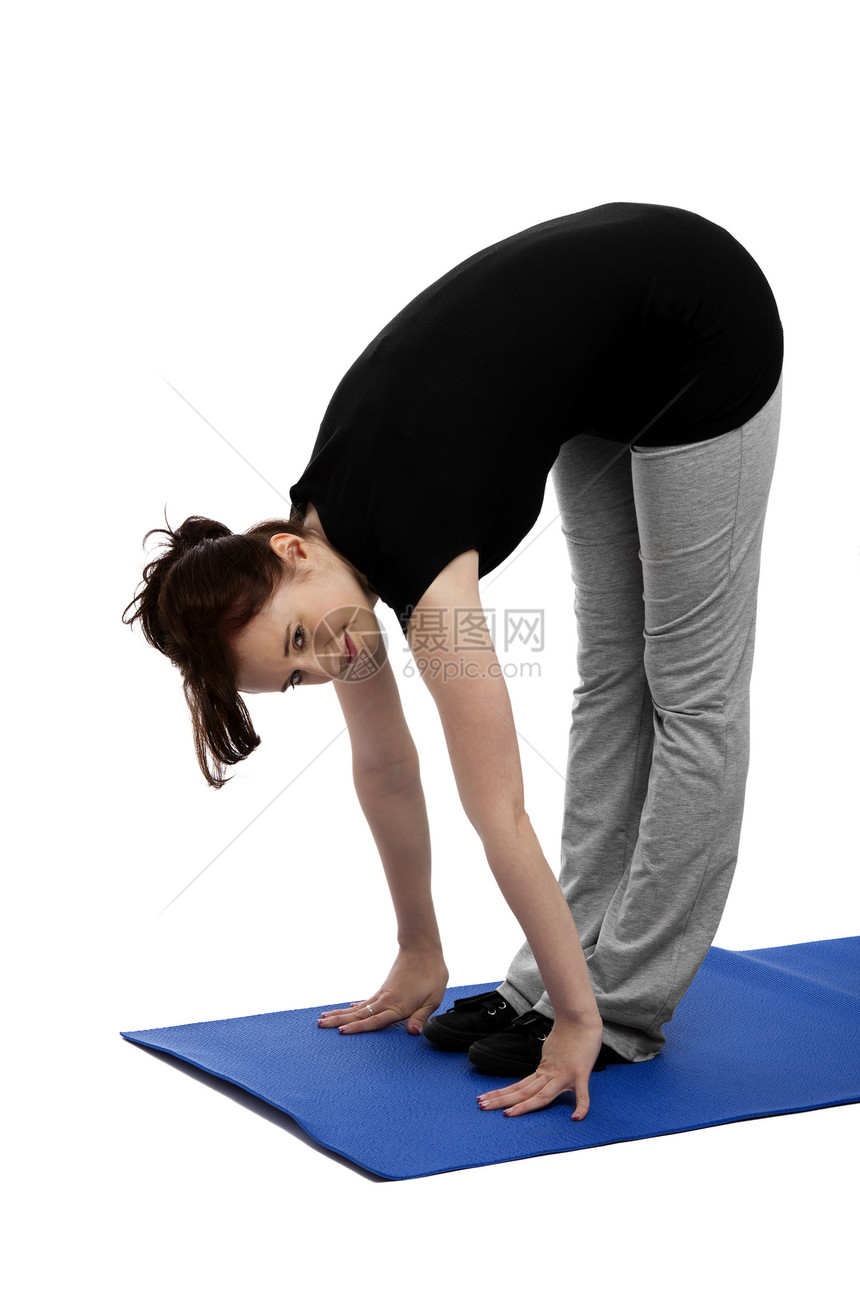 做瑜伽的年轻妇女姿势女性火车活力女士微笑衬衫女孩体操有氧运动图片