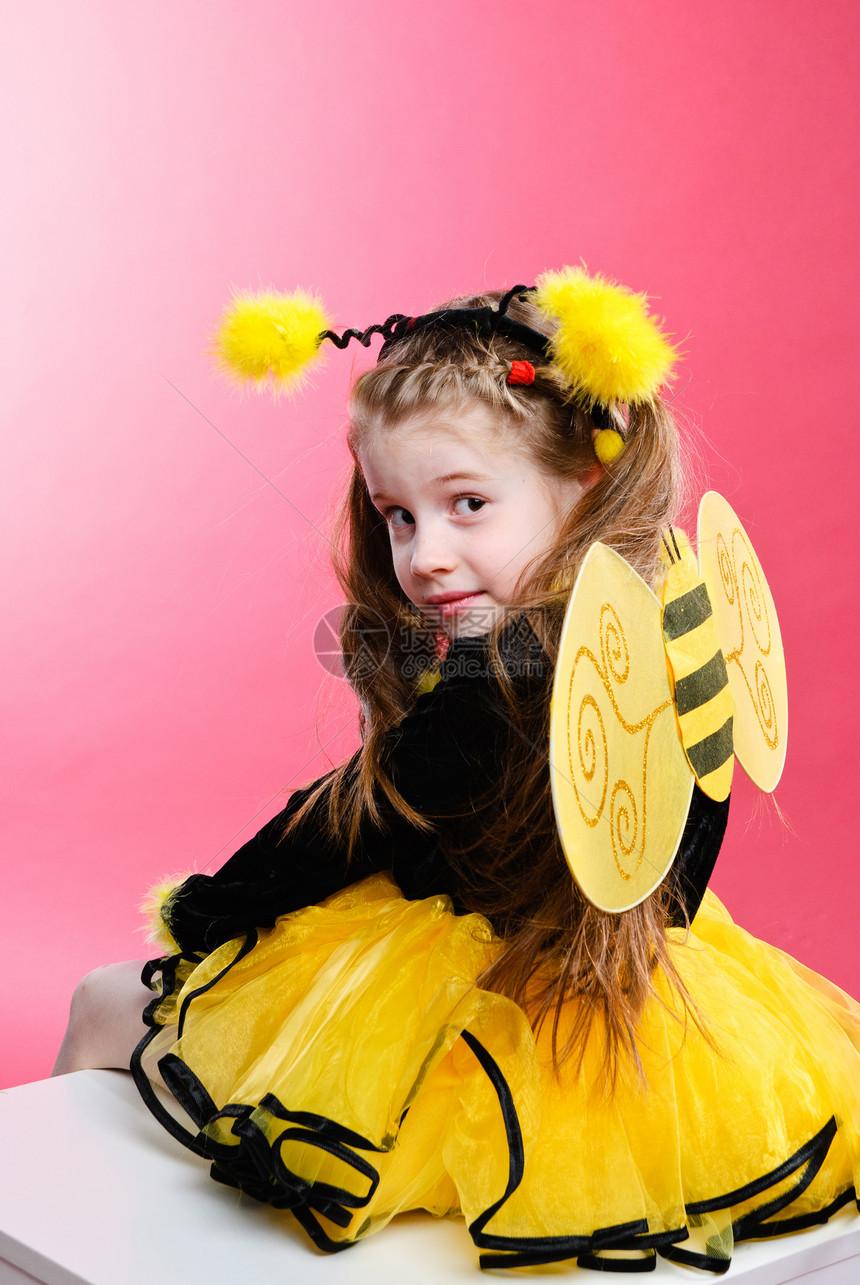 小蜜蜂乐趣幸福女儿女孩孩子工作室喜悦头发女性童年图片