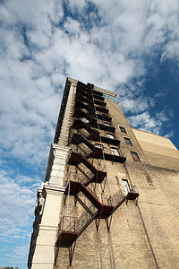 温尼伯大楼的旧金属火灾逃逸背景图片