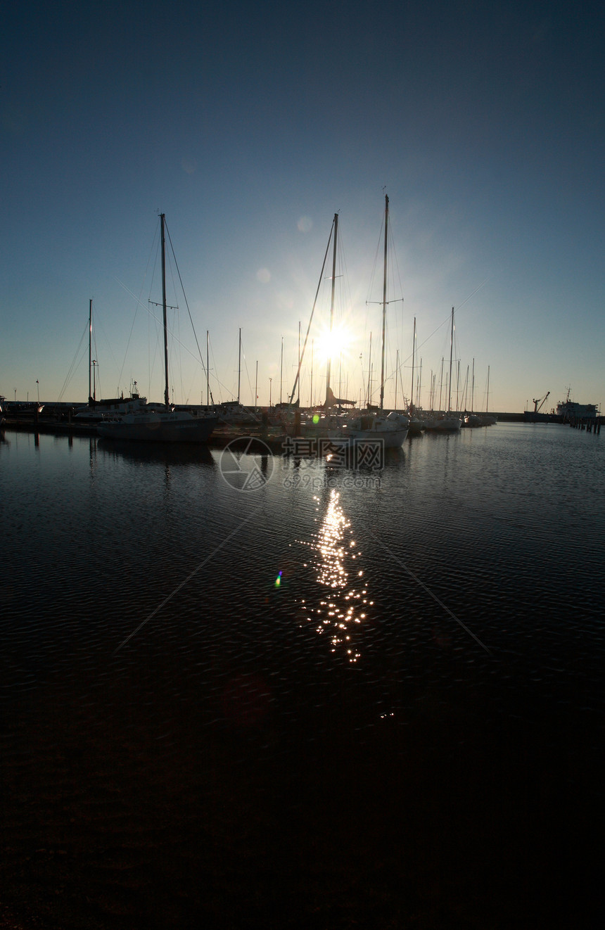 温尼伯湖上的金利玛丽娜日出反射码头帆船美术娱乐旅行假期图片