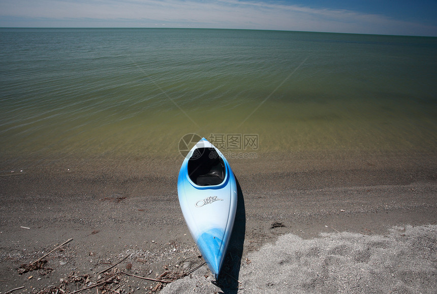 温尼伯湖水域边缘的Kayak皮艇旅行娱乐水平假期图片