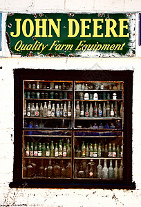 萨斯喀彻温省Eyebrow商店窗中的古董瓶建筑店铺国家瓶子美术窗户旅行乡村背景图片