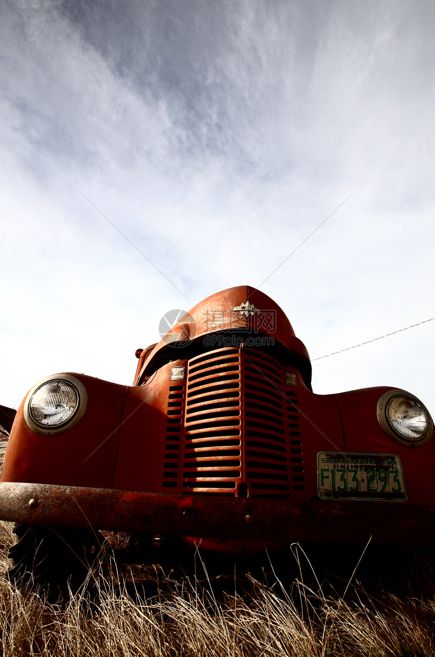 萨斯喀彻温省一辆被遗弃的农场卡车图片