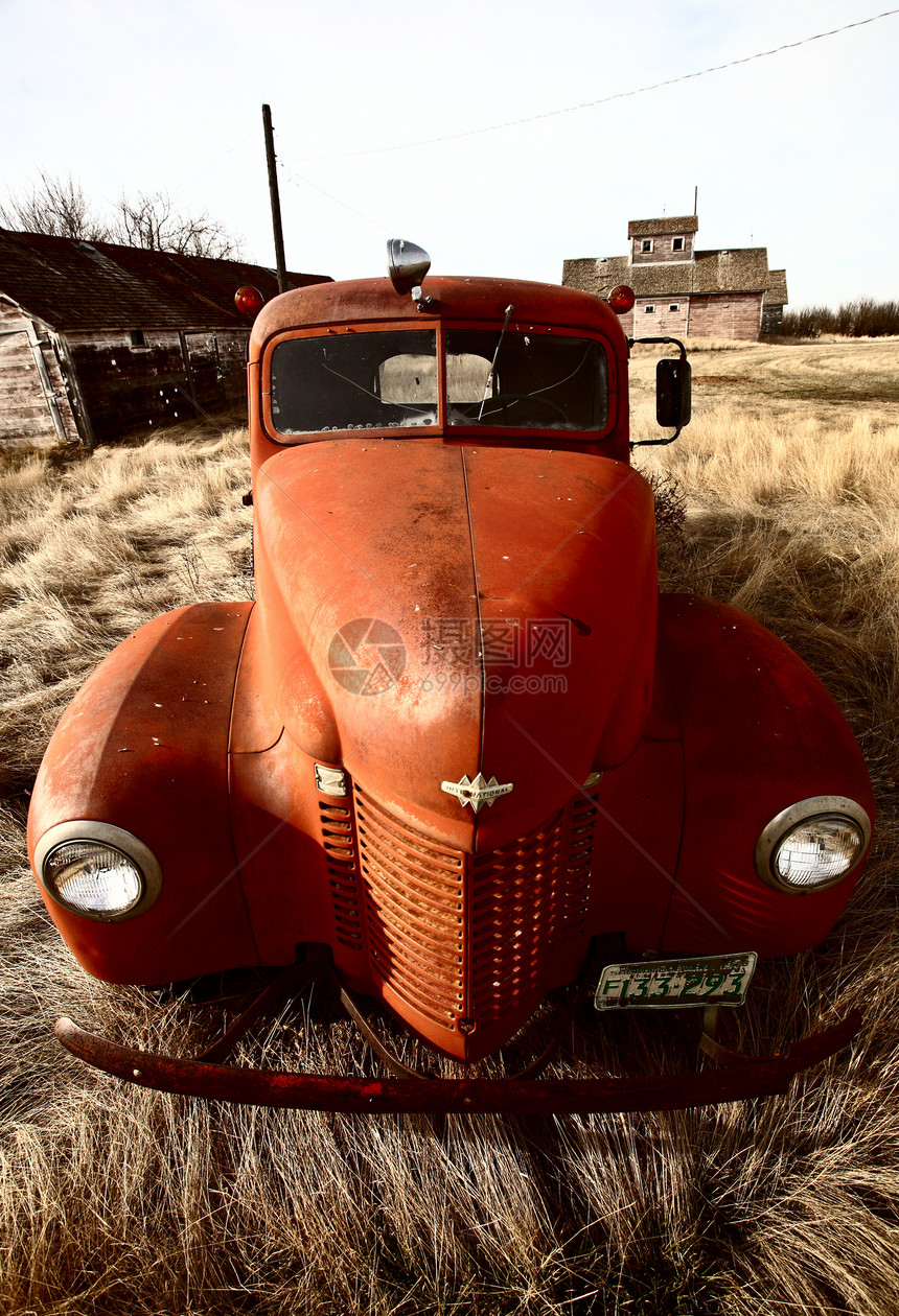 在未使用木制建筑附近废弃的旧农用卡车场景机械农村古董国家农场风景美术乡村大草原图片
