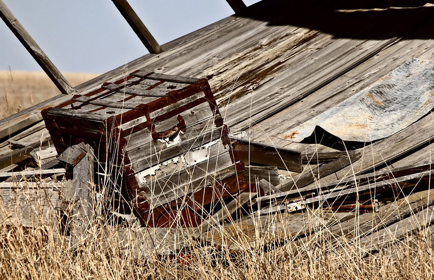 在倒塌的农场建筑中的旧胸腔风光遗产场地家园农舍农村田园天空胸部大草原图片