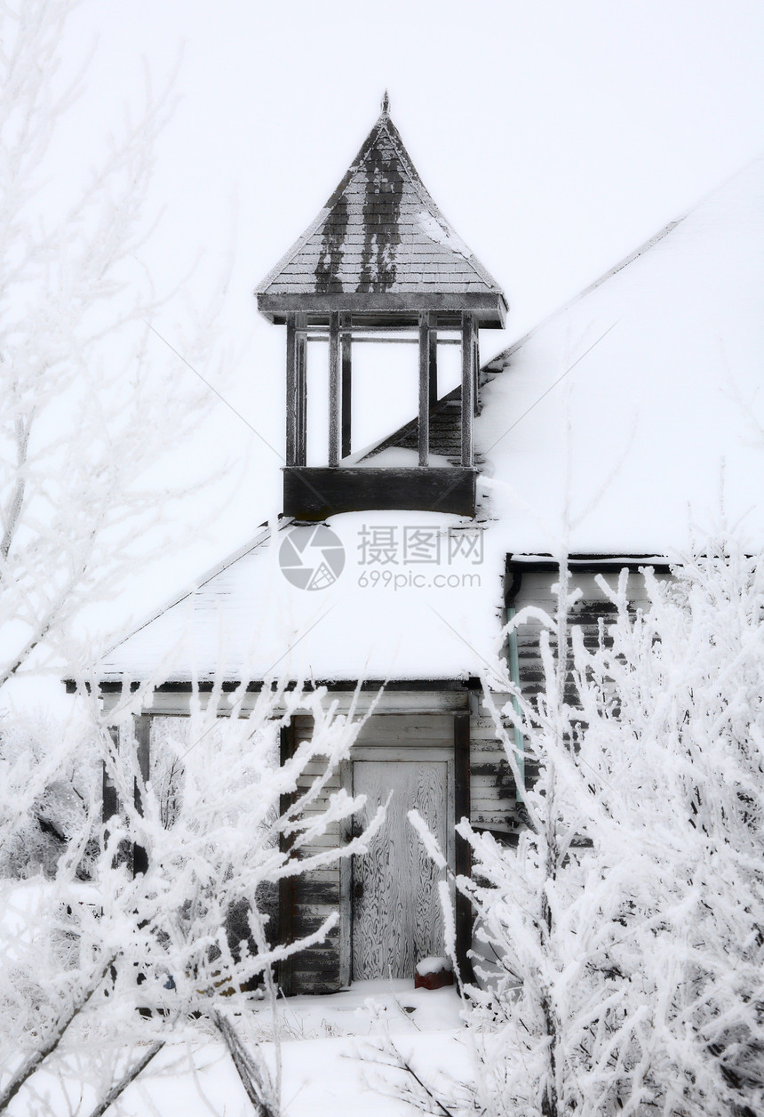 冬季在萨斯喀彻温省农村废弃建筑图片