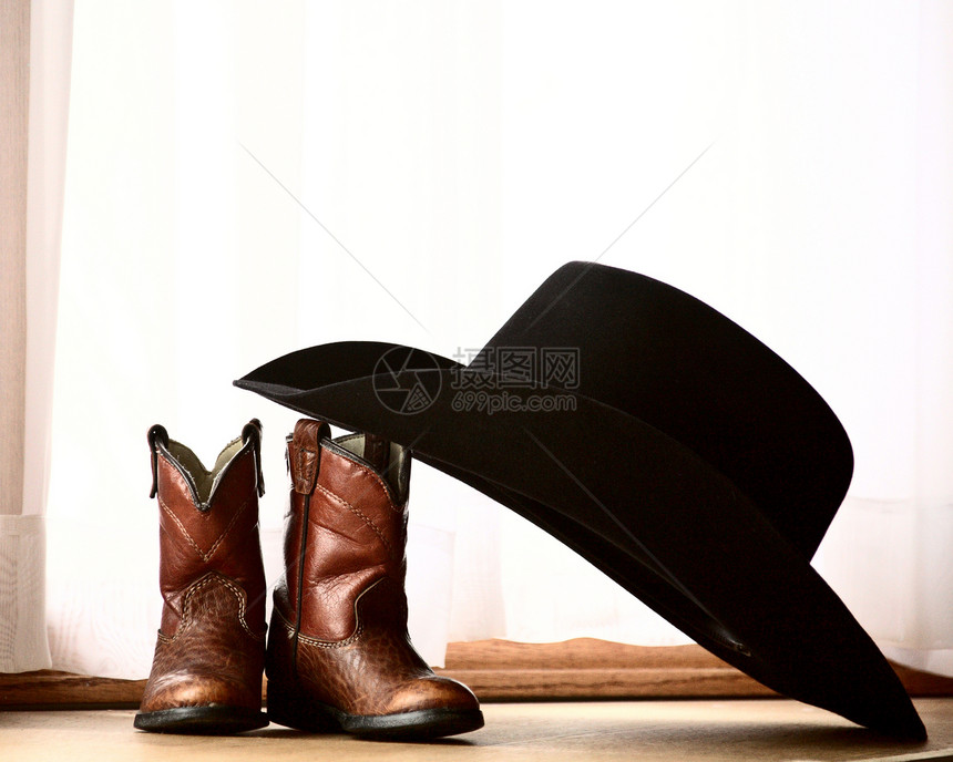 牛仔帽靠着小靴子图片