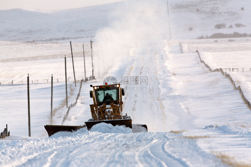 清除国家公路上的积雪图片