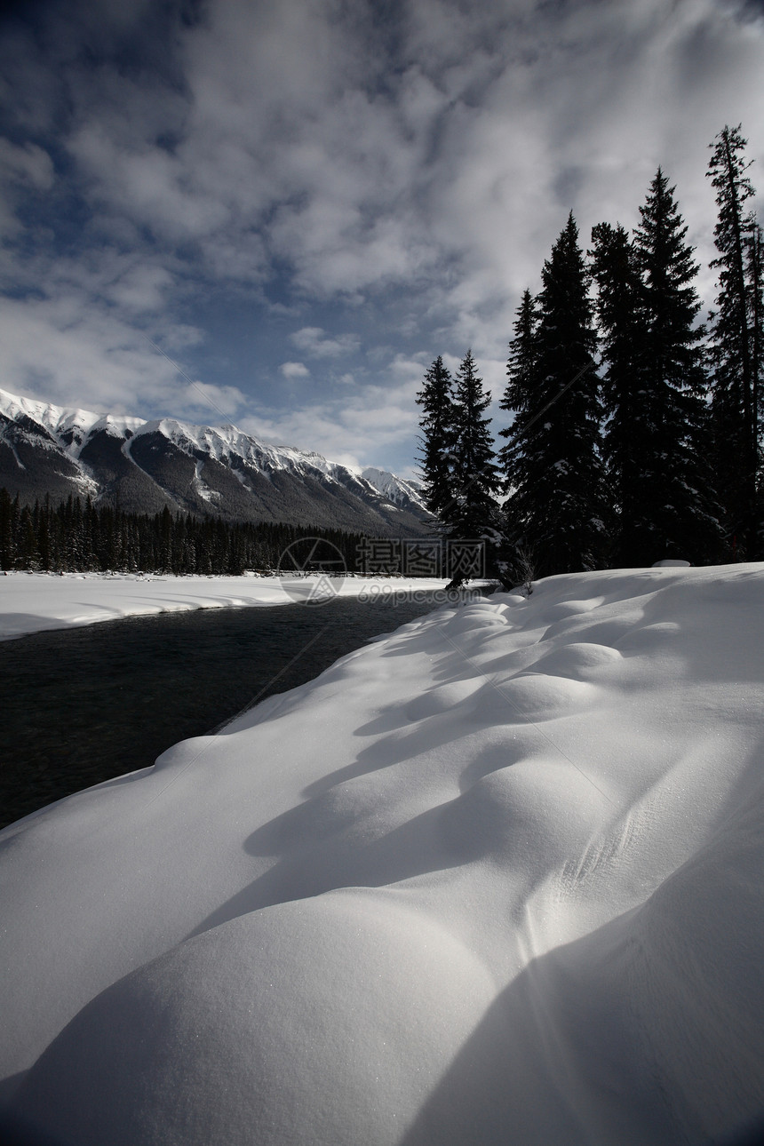 冬季的开放水山脉丘陵场景风景荒野旅行树木白色水域图片