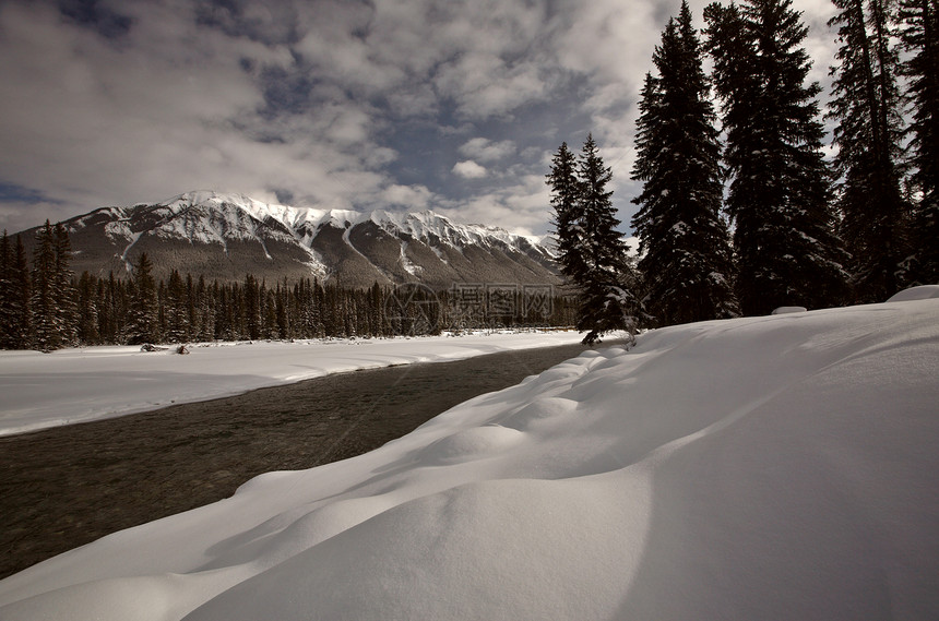 冬季的开放水风景山脉水域树木白色场景丘陵水平旅行荒野图片