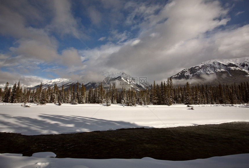冬季的开放水水平丘陵白色水域树木风景旅行山脉场景荒野图片
