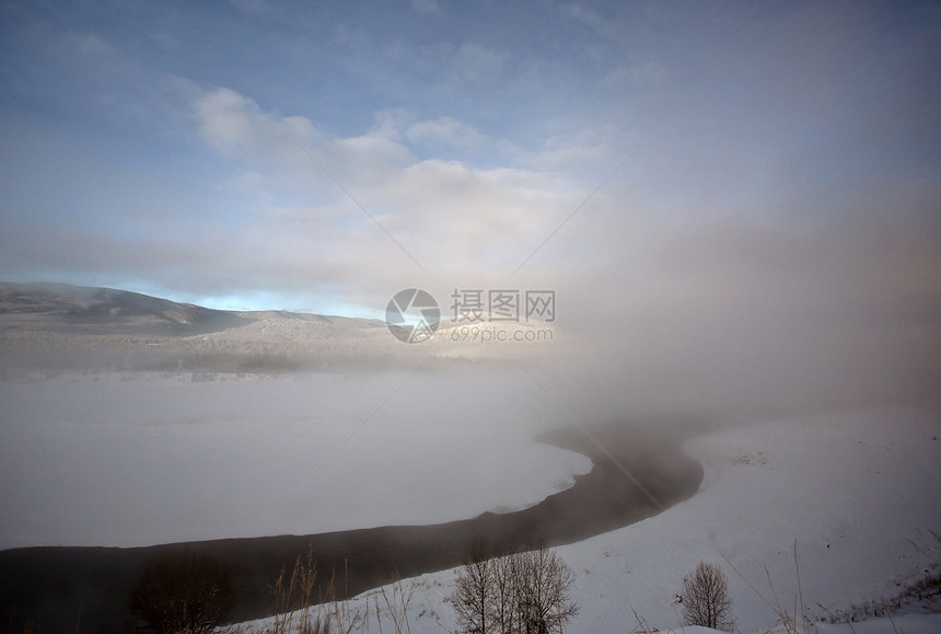 冬季的开放水旅行阴影白色丘陵水平树木荒野多云风景溪流图片