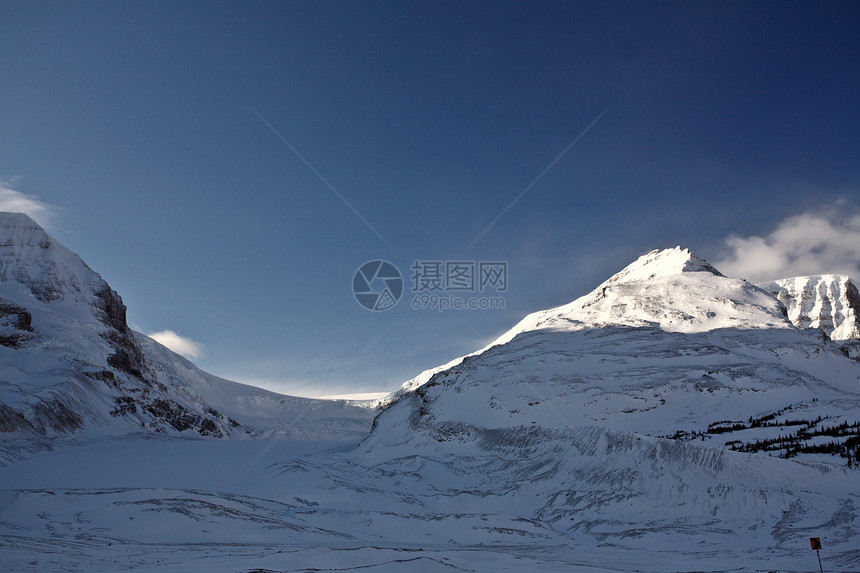 冬季落基山脉阴影水平旅行风景荒野场景冰川白色阳光照射图片