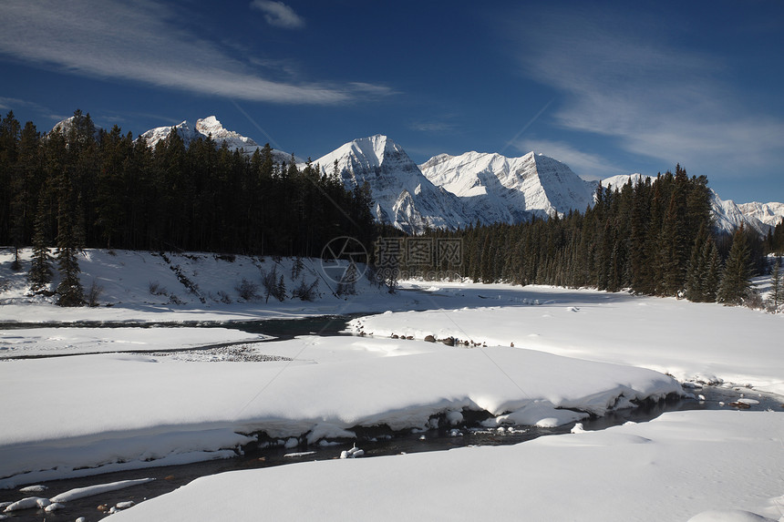 冬季的开放水山脉水域荒野丘陵白色溪流水平旅行场景风景图片