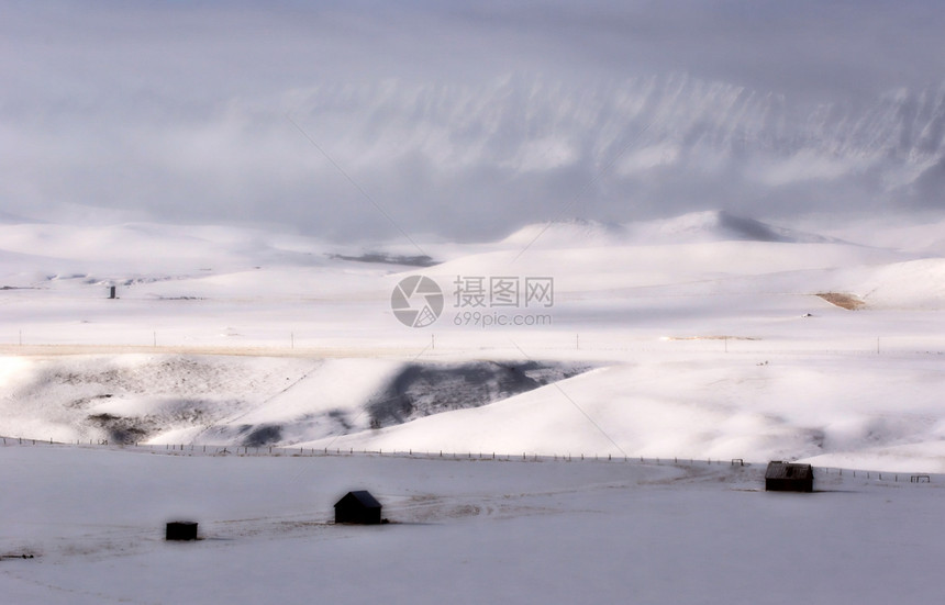 冬季建筑 背景为落基山脉的建筑物旅行水平白色山脉风景阴霾丘陵场景平原图片
