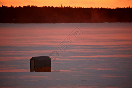 冰钓小屋结冰的湖大气的高清图片