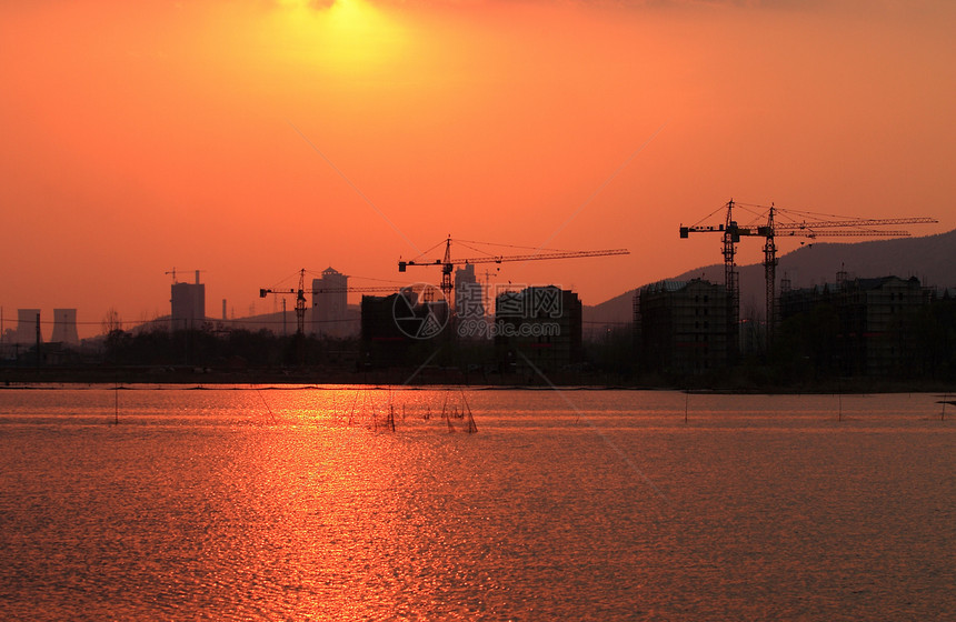 建筑 工地 城市建筑草图彩霞红色城市建设远山图片