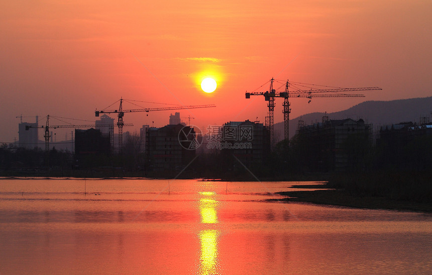 建筑 工地 城市建筑远山草图红色彩霞城市建设图片