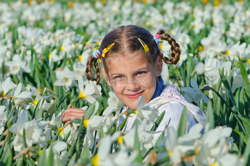 女孩和小水仙喜悦金发女郎植物群微笑叶子国家水仙金发眼睛谎言图片