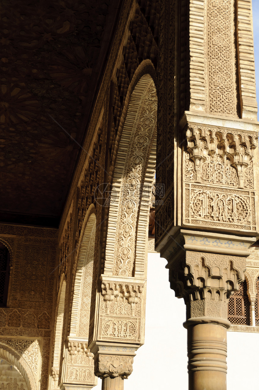 格拉纳达 斯帕的Alhambra内装饰的拱门和柱子白色大理石建筑学地标雕刻吸引力皇家遗产装饰品图片
