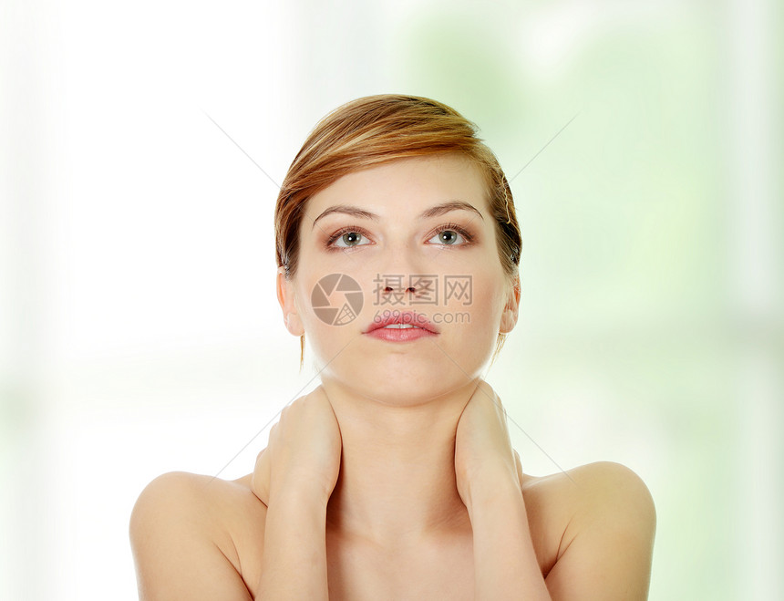 年轻美丽的少女妇女的脸护理皮肤卫生青少年身体微笑保健牙齿淋浴治疗图片