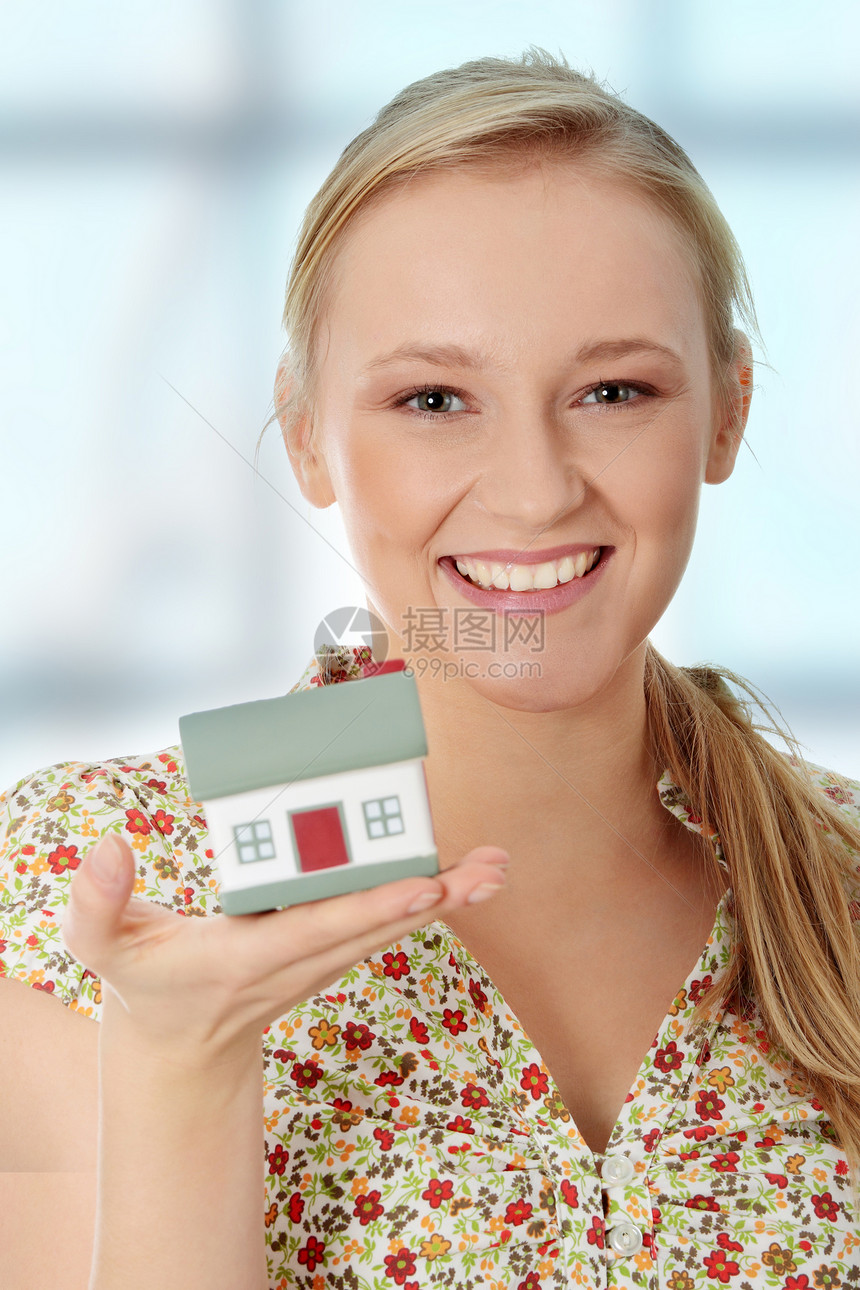 快乐的年轻女性家庭模范房子销售商业建筑师女士住宅金发抵押安全女孩图片