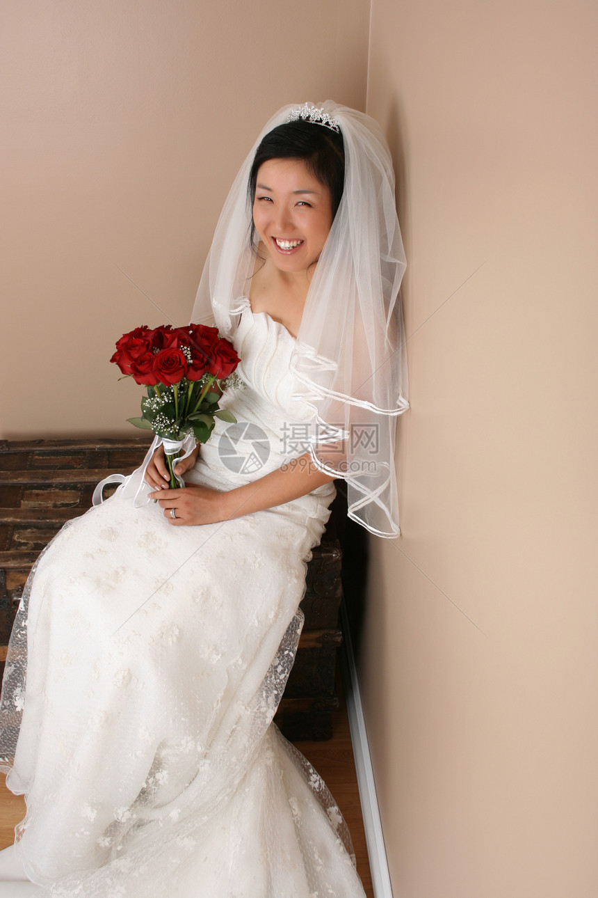 美丽的新娘婚姻女性微笑白色喜悦女孩花朵玫瑰工作室幸福图片