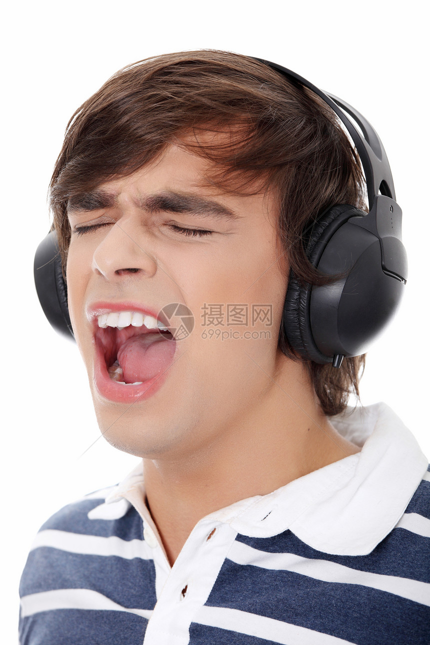 年轻人在用耳机唱歌男生男人乐趣喜悦音乐幸福技术青年男性白色图片