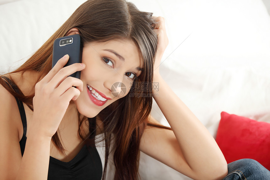 美丽的年轻女性 通过手机发言房间女士快乐女孩喜悦幸福闲暇讲话商业长椅图片
