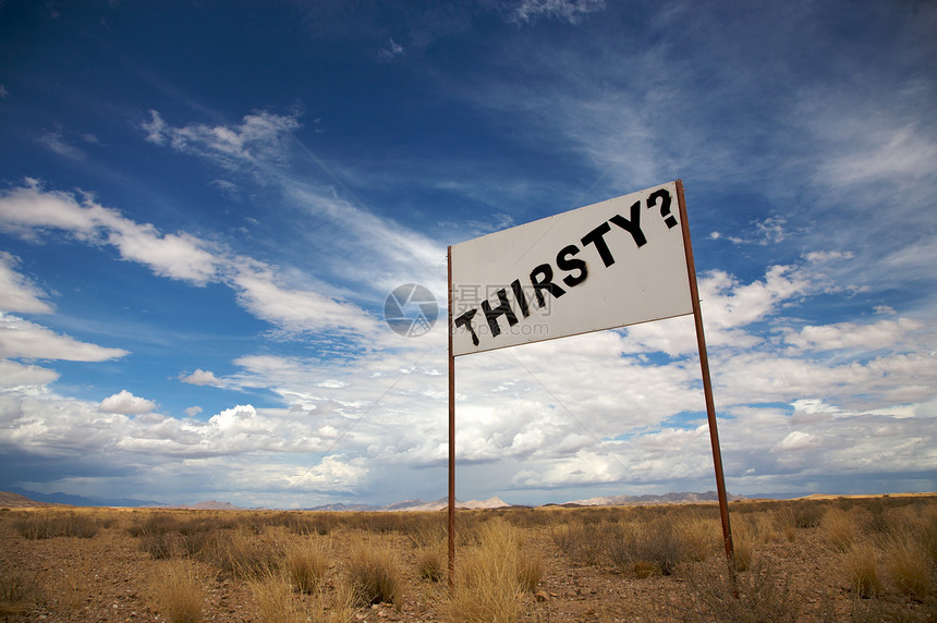 纳米比亚沙漠中干渴的招牌牌图片