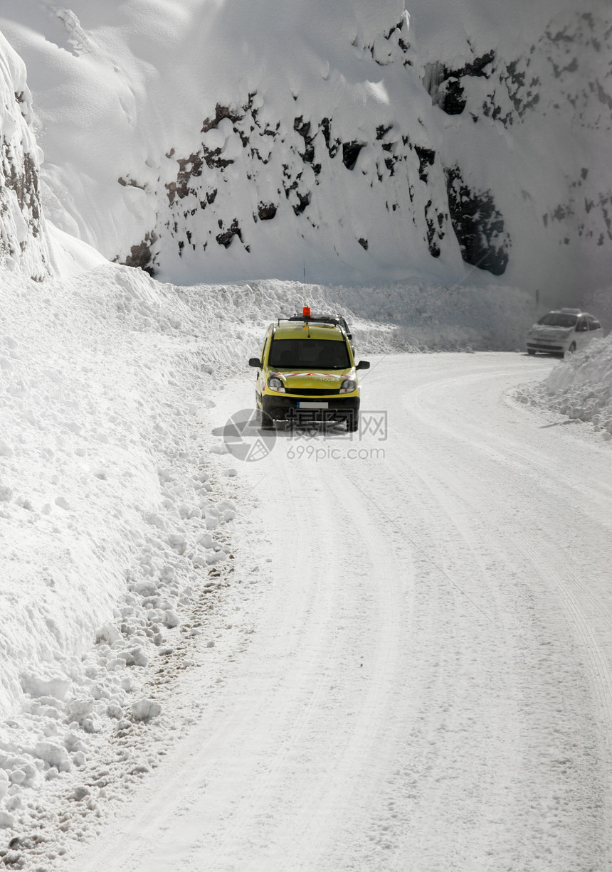 冬季公路降雪地形车辆山脉季节封锁驾驶障碍冻结天气图片