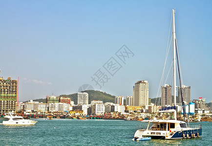 中国三亚凤凰岛港壁垒风景地标蓝色场景渡船运输港口绿色城市背景图片