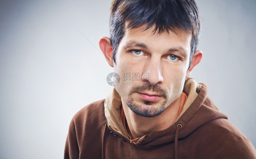 A 严重性白色特写男人姿势学生夹克胡须镜头黑色男生图片