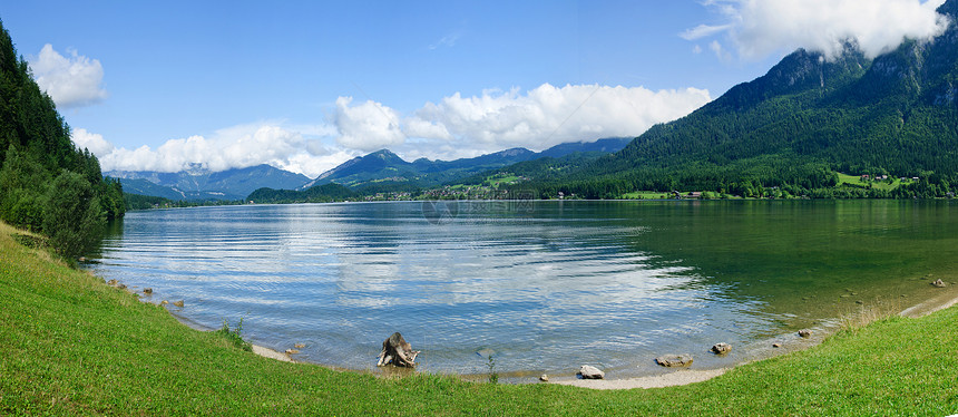 全景是透明的高山湖 萨尔茨卡默古特图片