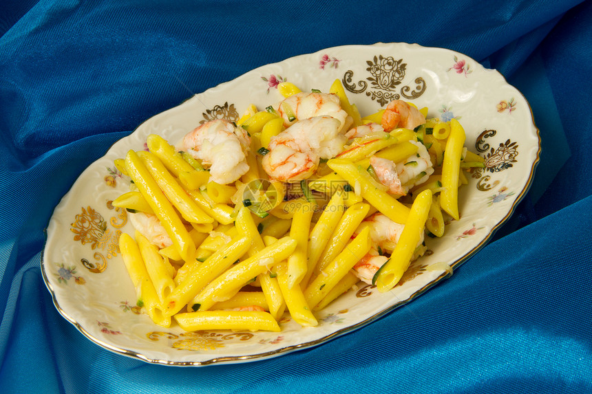 意大利意大利意面 配藏红花和虾美食筷子洋葱饮食海鲜小吃面条宏观寿司贝类图片